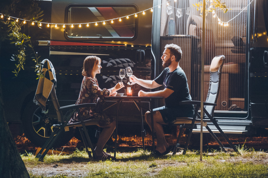 Tout savoir sur le Gamping pour camper à petit prix